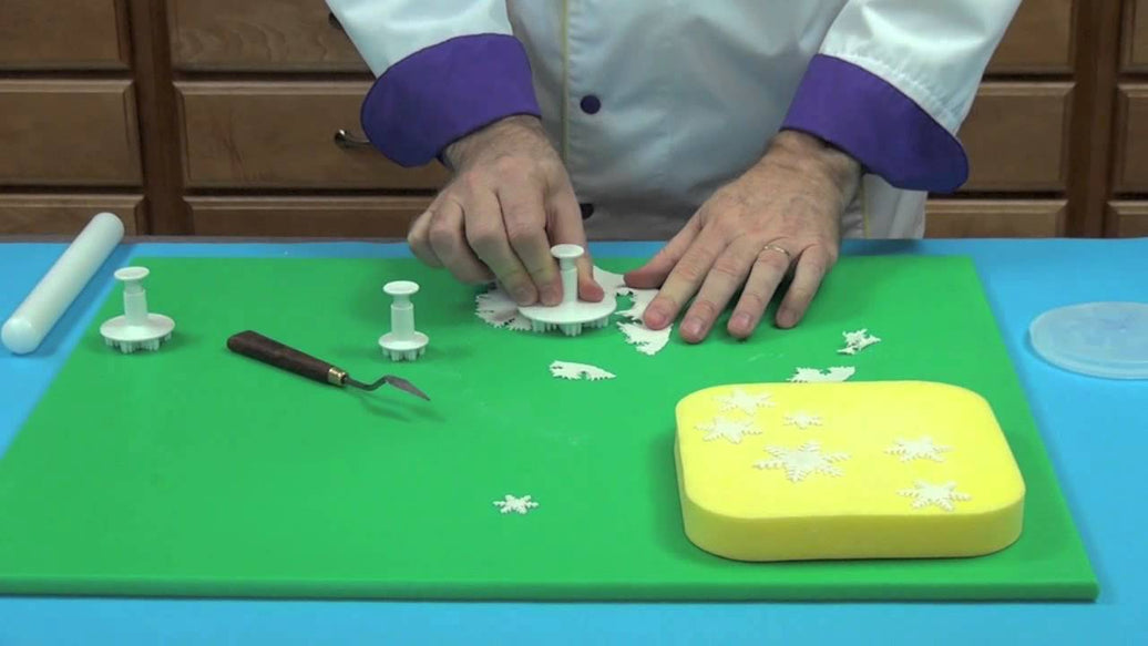 making-gumpaste-snowflakes