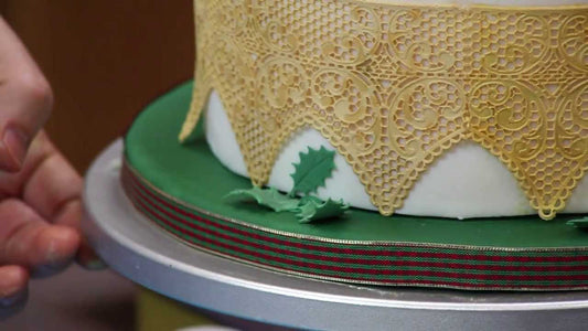 decorating-a-christmas-poinsettia-cake
