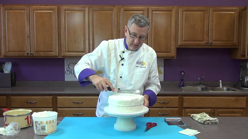 buttercream-basics-icing-a-cake