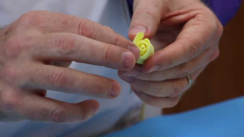 how-to-make-a-gumpaste-rose-on-a-wire