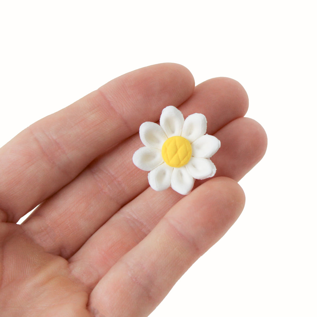 Edible Daisy Cake Decorations, White and Yellow Sugar Flowers, Unwired 3/4 Inch, Daisy Cupcake Toppers, Edible Flowers Cake Decorations by Chef Alan Tetreault, Global Sugar Art