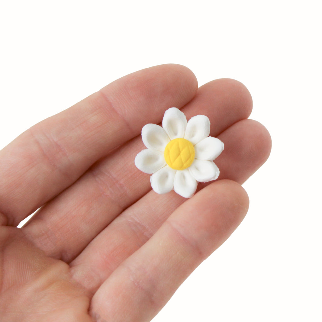 Edible Daisy Cake Decorations, White and Yellow Sugar Flowers, Unwired 3/4 Inch, Daisy Cupcake Toppers, Edible Flowers Cake Decorations by Chef Alan Tetreault, Global Sugar Art