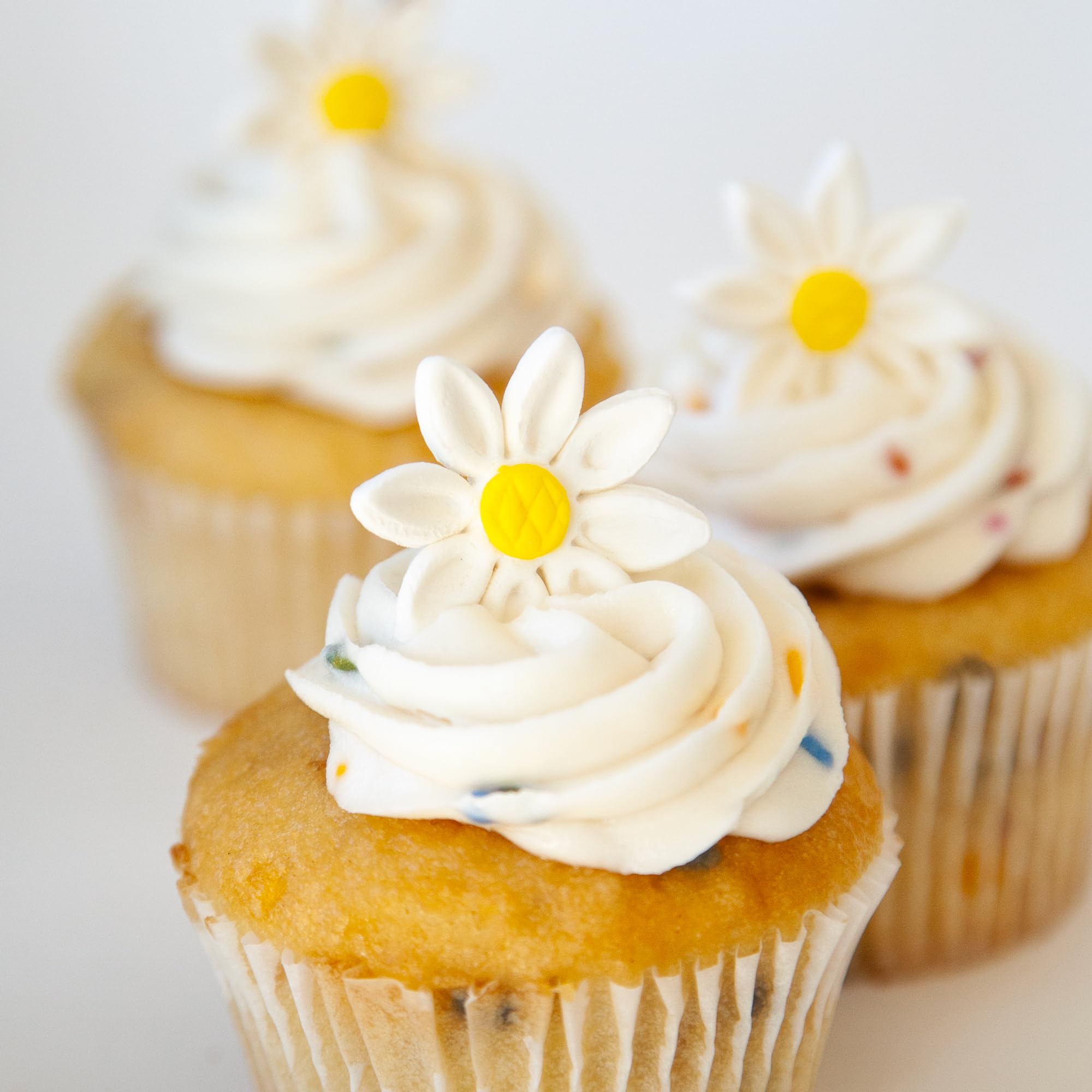 Edible Daisy Cake Decorations, White and Yellow Sugar Flowers, Unwired 1 Inch, Daisy Cupcake Toppers, Edible Flowers Cake Decorations by Chef Alan Tetreault, Global Sugar Art